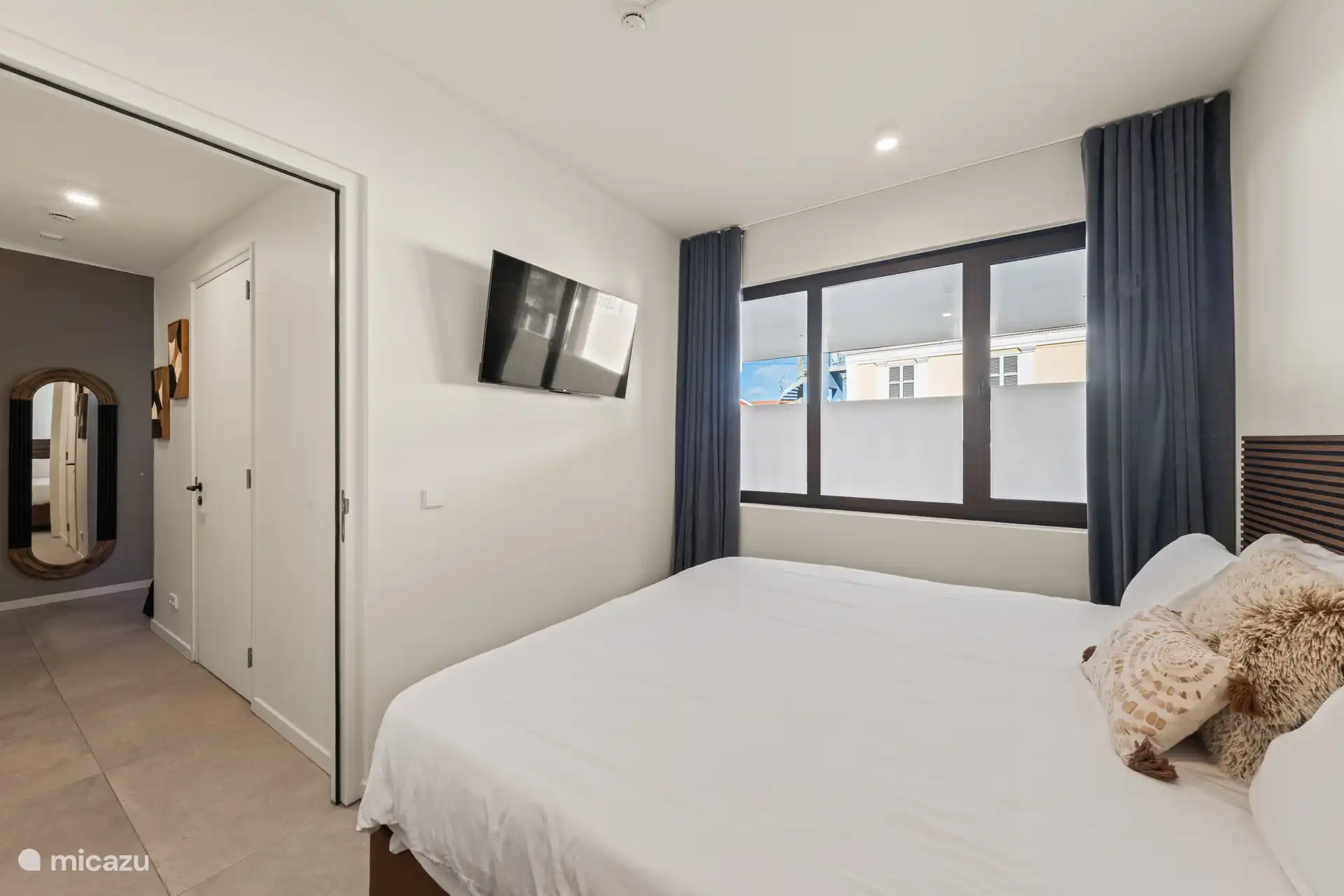Dormitorio principal con televisor