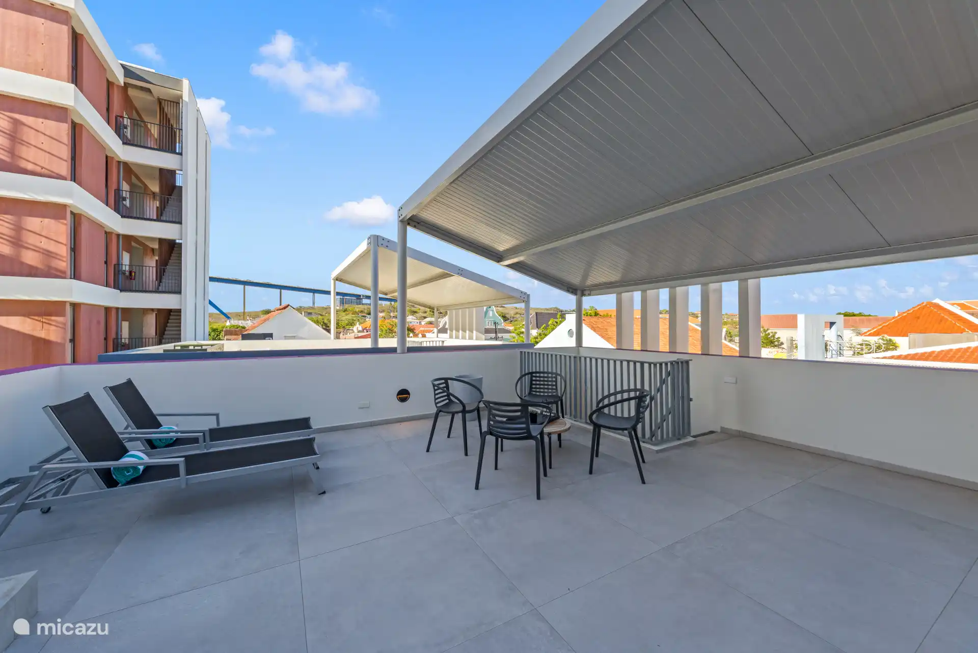 Se llega a la terraza de la azotea por una escalera privada.