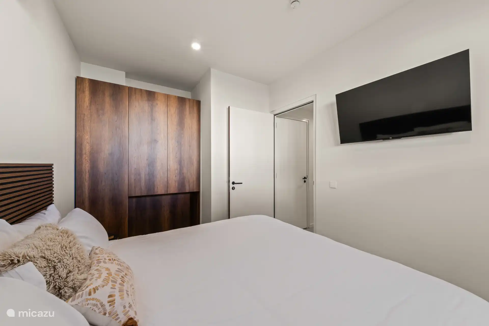 Dormitorio principal con mucho espacio de almacenamiento