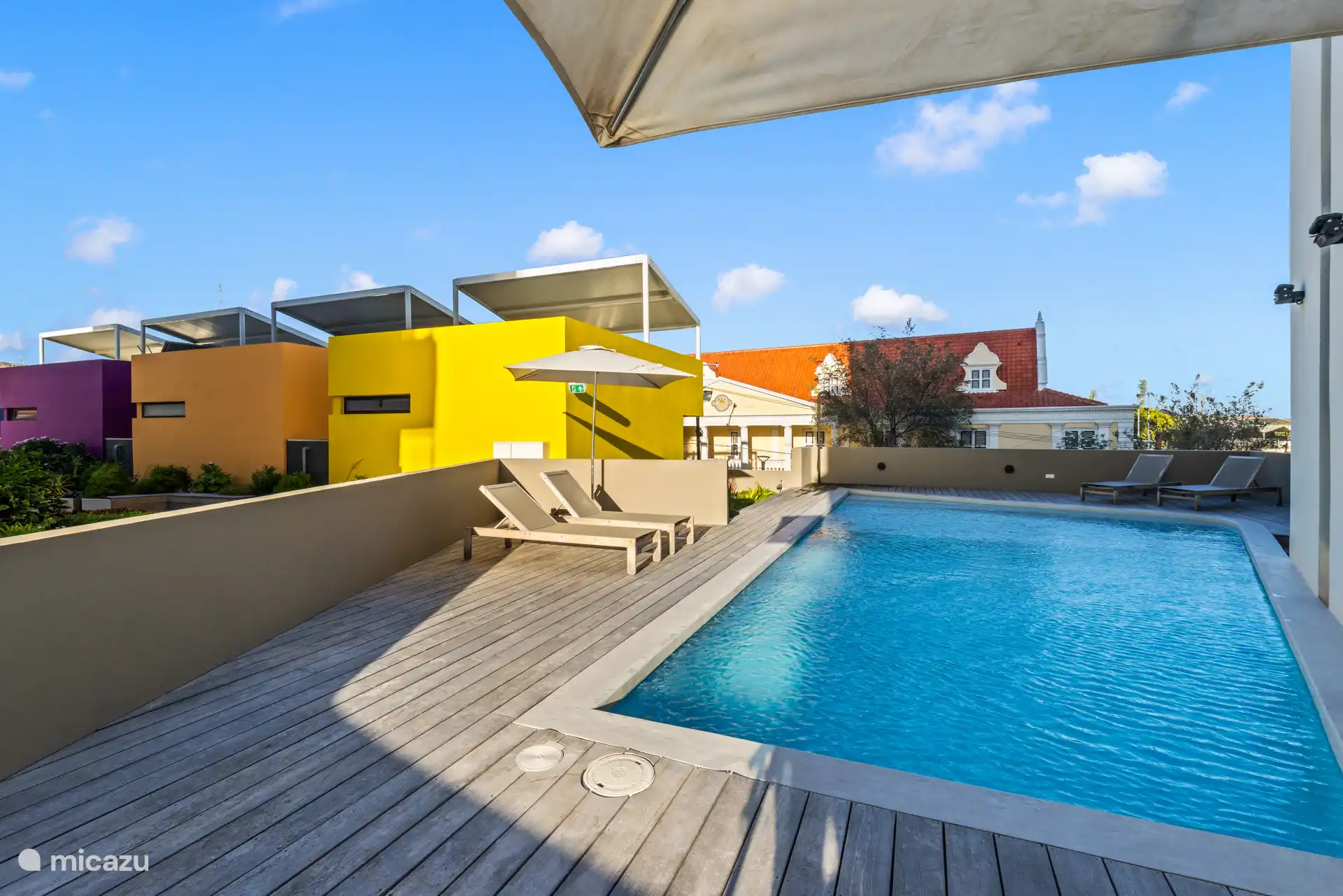 Piscina común con tumbonas