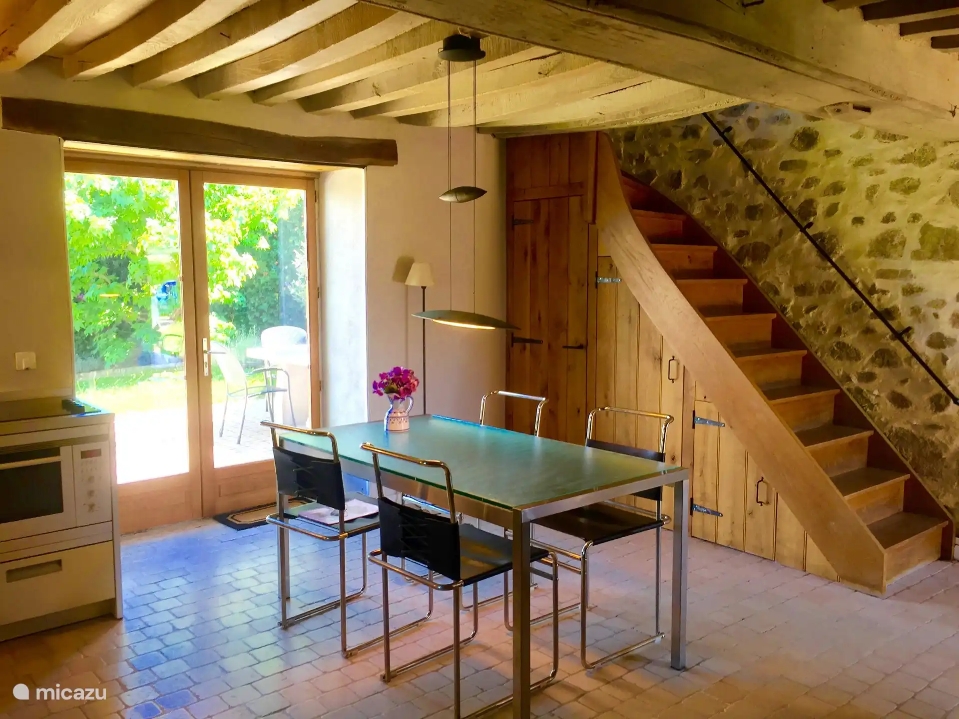 Planta baja / puertas de patio hacia la terraza / escaleras hacia el dormitorio