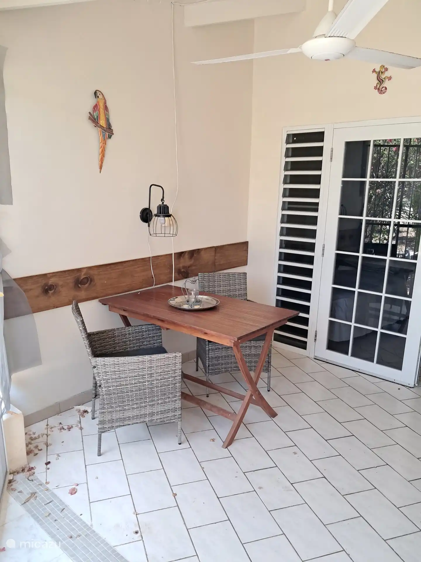Acogedor comedor en la terraza, ideal para un desayuno o cena relajante en el aire tropical.
