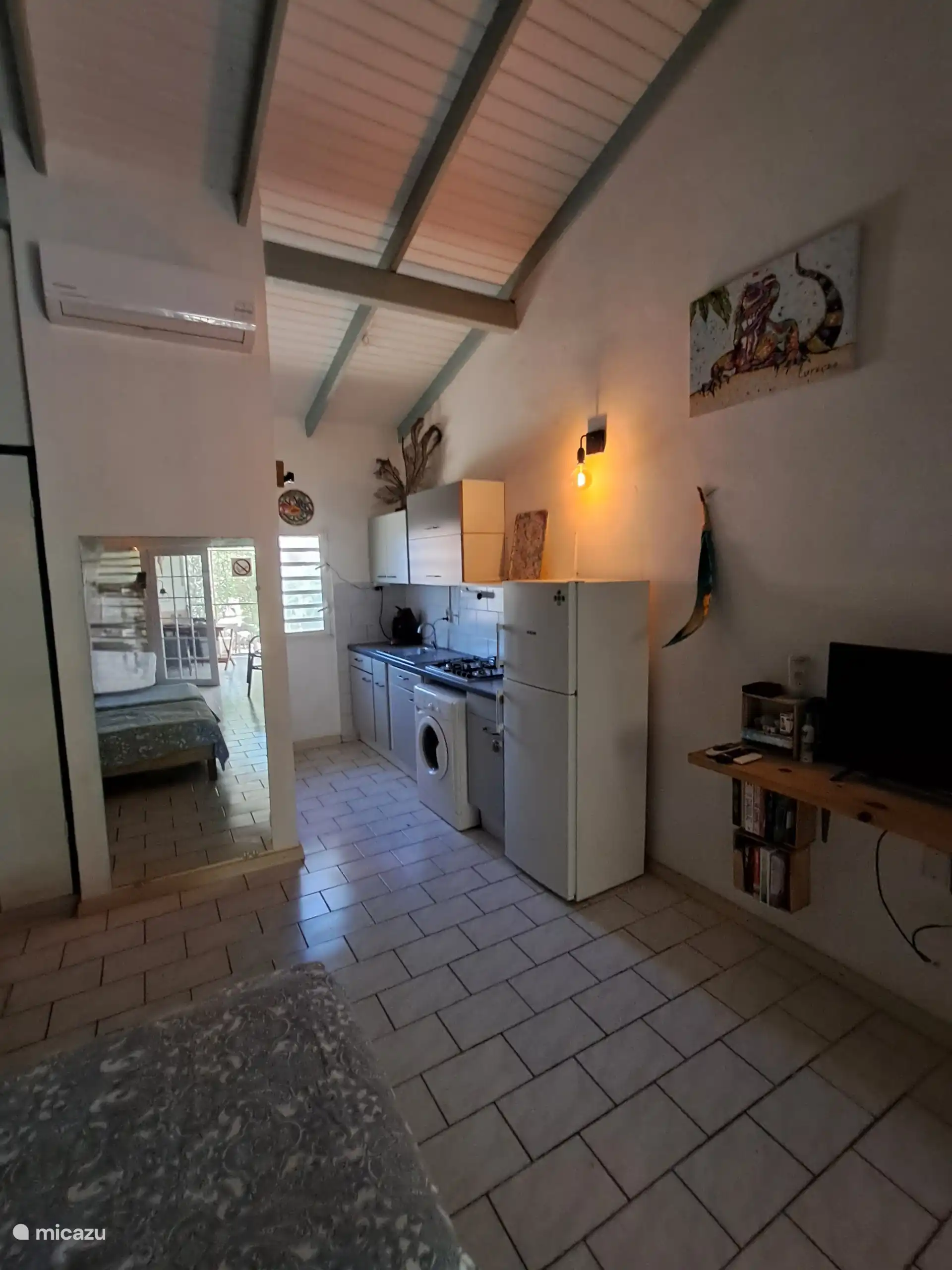 Cocina ordenada y luminosa con suficiente espacio de trabajo para preparar una deliciosa comida o tapas tú mismo.