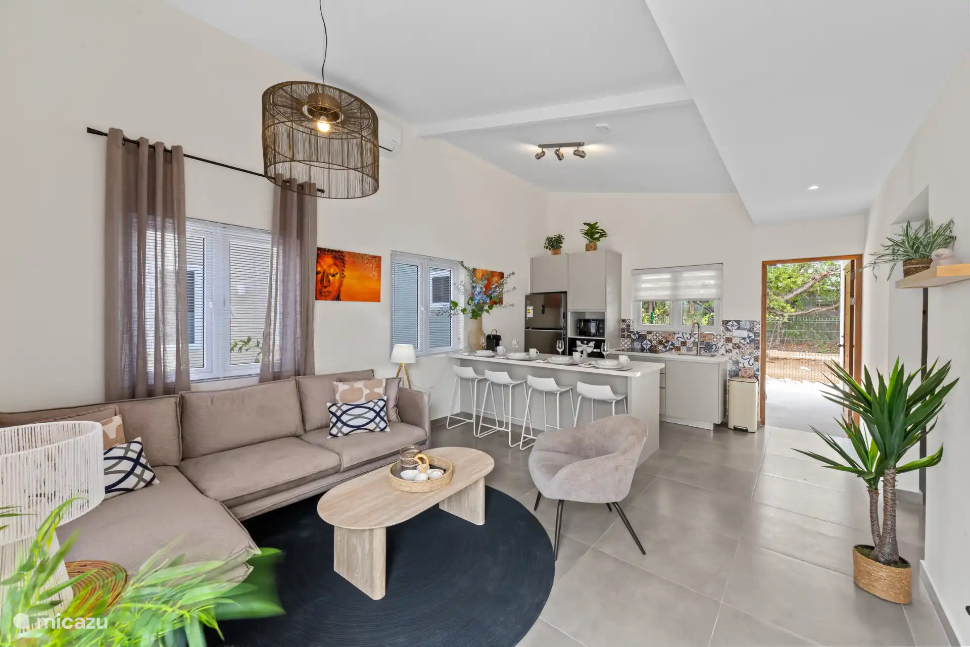 De gezellige woonkamer met open keuken vormt het hart van de bungalow. Een heerlijke plek om samen te koken, te ontspannen en te genieten van een zorgeloze vakantie