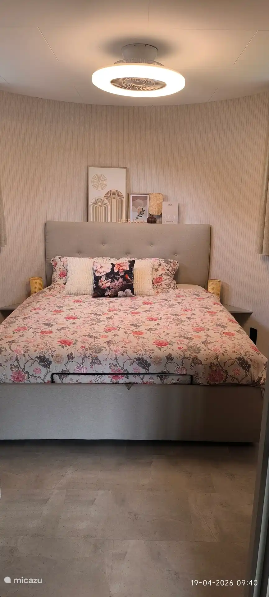 Schlafzimmer 1 mit Doppelbett. Im Schlafzimmer gibt es einen Deckenventilator. Und zwei etwas kleinere Schränke, in die man Kleidung legen kann. 