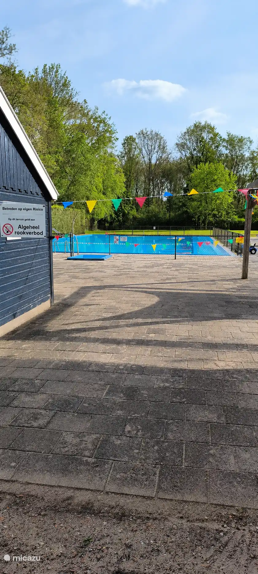 Das Gemeinschaftsschwimmbad. Es gibt auch ein Planschbecken und ein Sonnenfeld (diese letzten beiden sind nicht auf dem Bild)