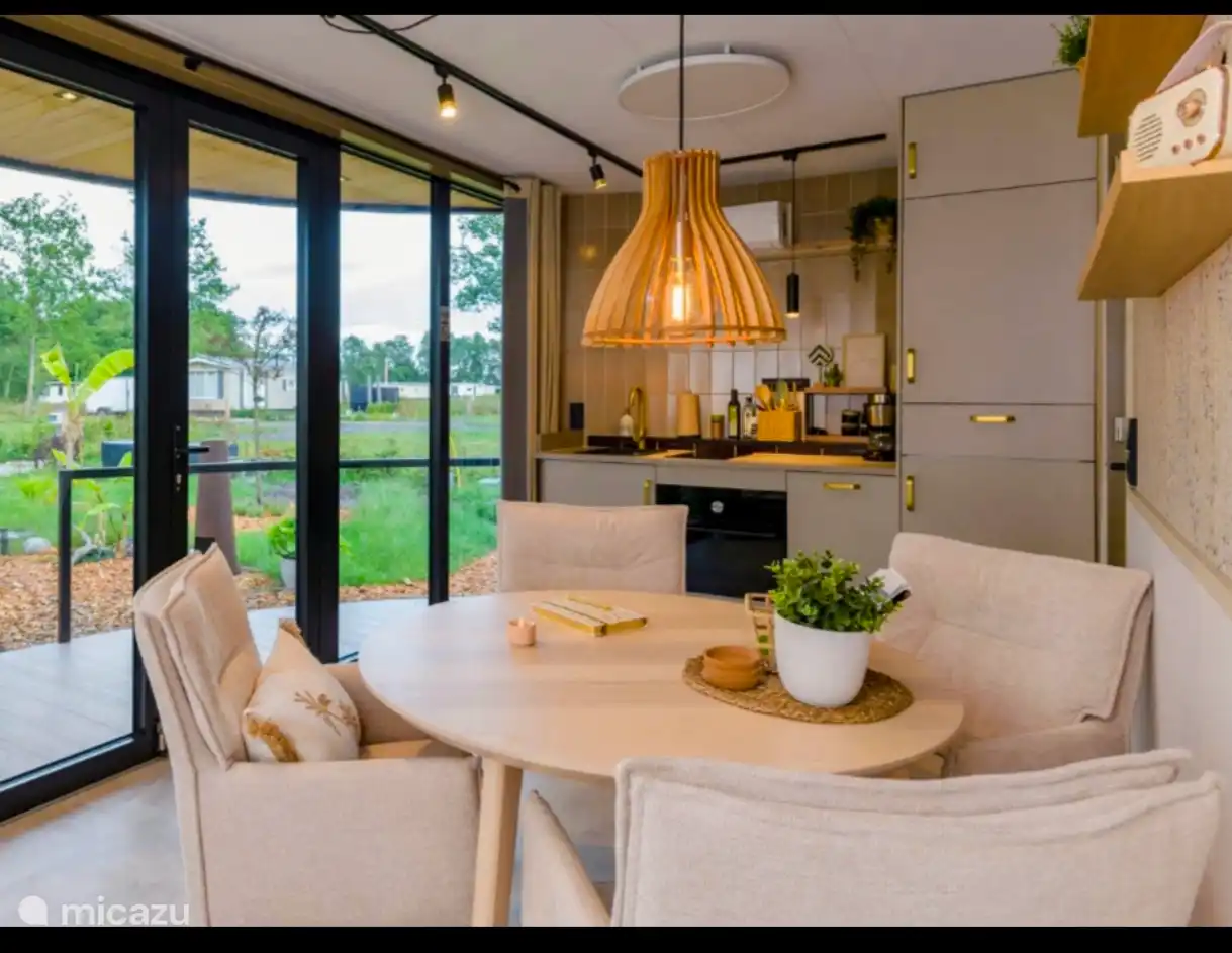 Wohnzimmer/Esszimmer mit Küche im Hintergrund (Sofa und Fernseher sind nicht im Bild)