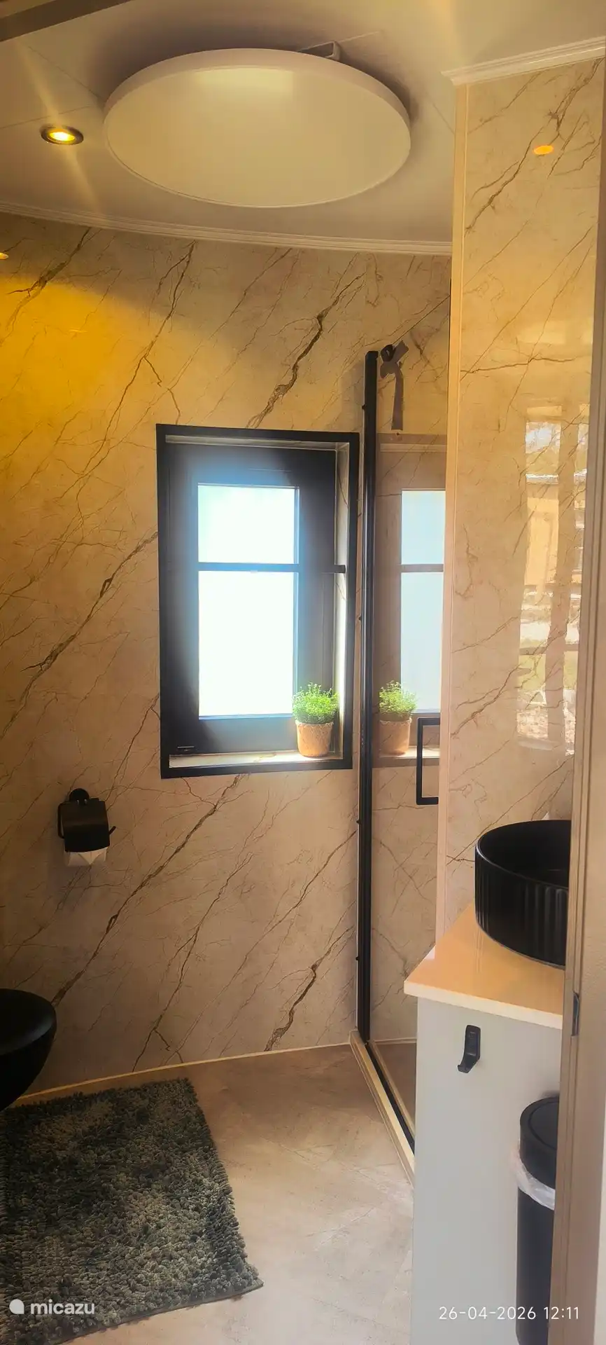 Badezimmer (inklusive Dusche und Toilette).