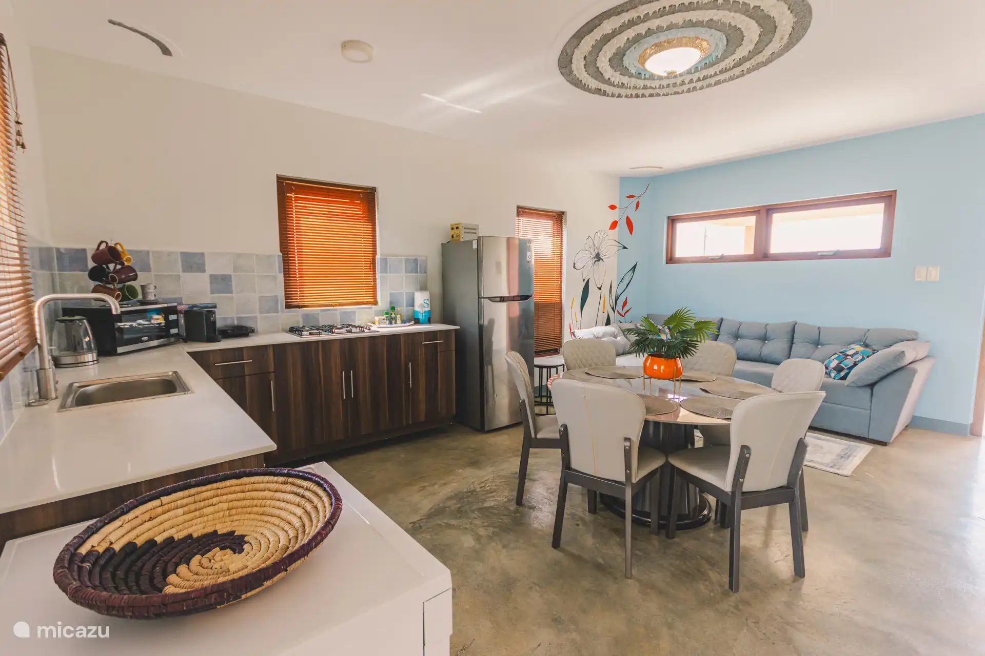 Round dining table with chairs for 6 people