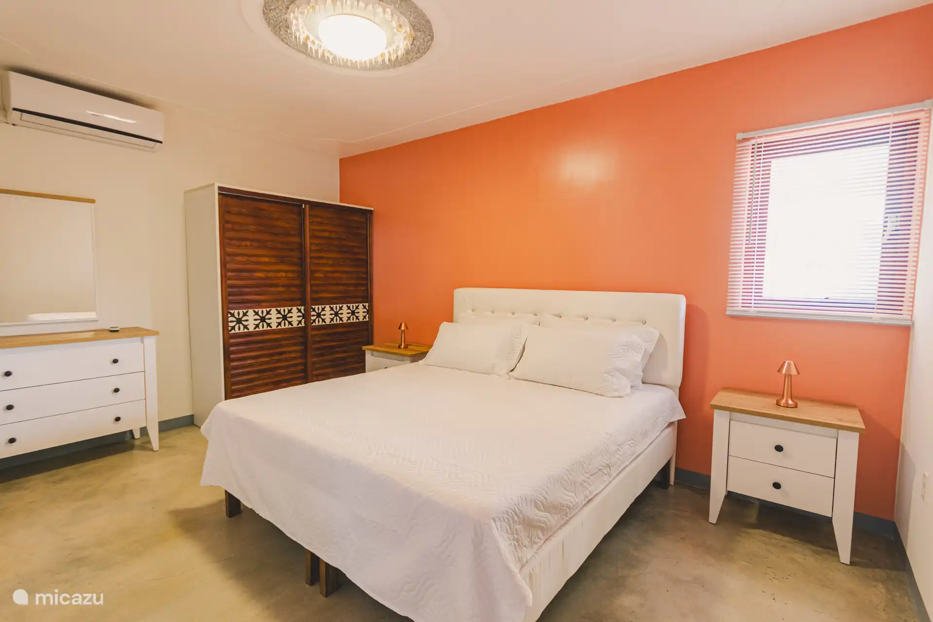 Spacious bedroom with king-size bed for 2 people and equipped with air conditioning