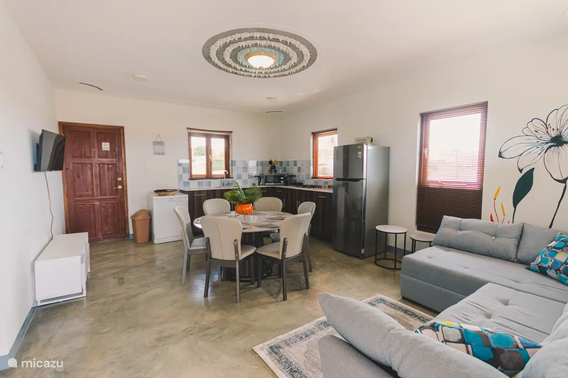 Spacious apartment with kitchen, dining area and sitting area with a spacious sofa