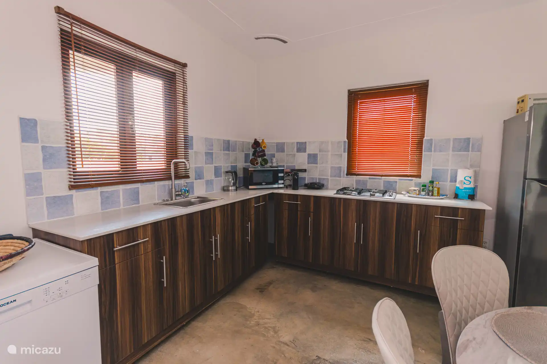 kitchen with fridge/freezer combo, dishwasher and complete equipment for preparing meals 