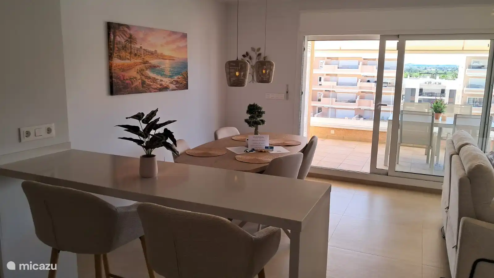 Eethoek met bar met uitzicht op zwembad. 