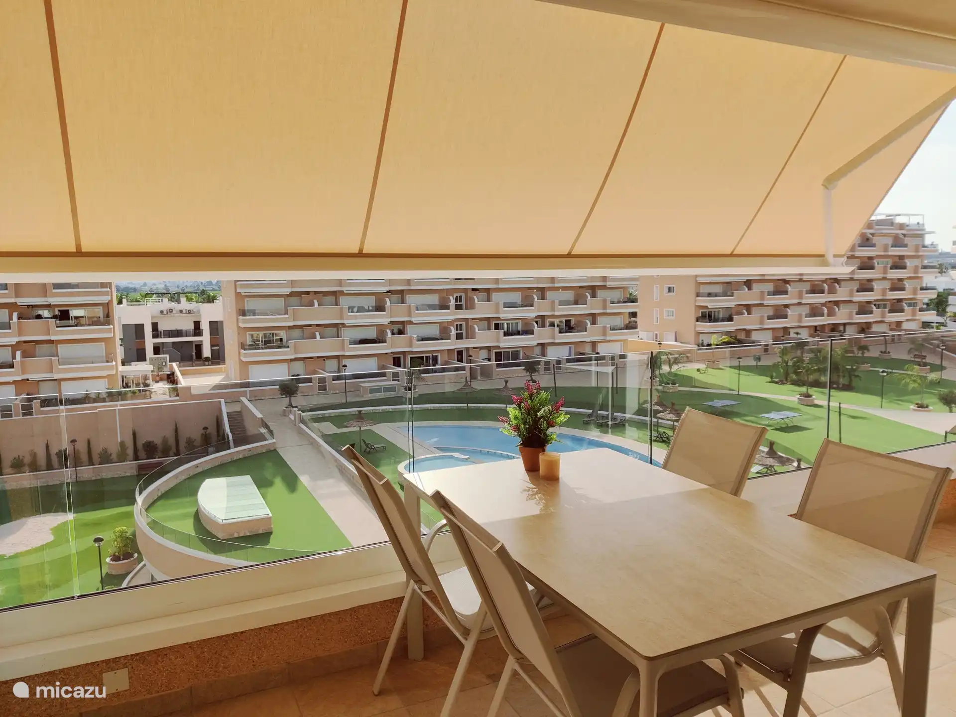 Balkon met uitzicht op zwembad