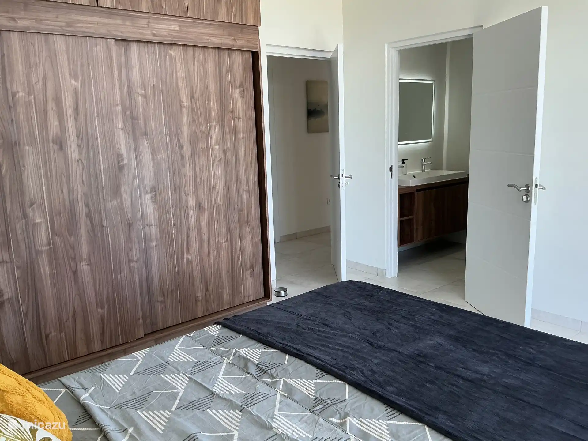 Slaapkamer 1: ingang naar gang (links) en ingang naar badkamer 1 (rechts)