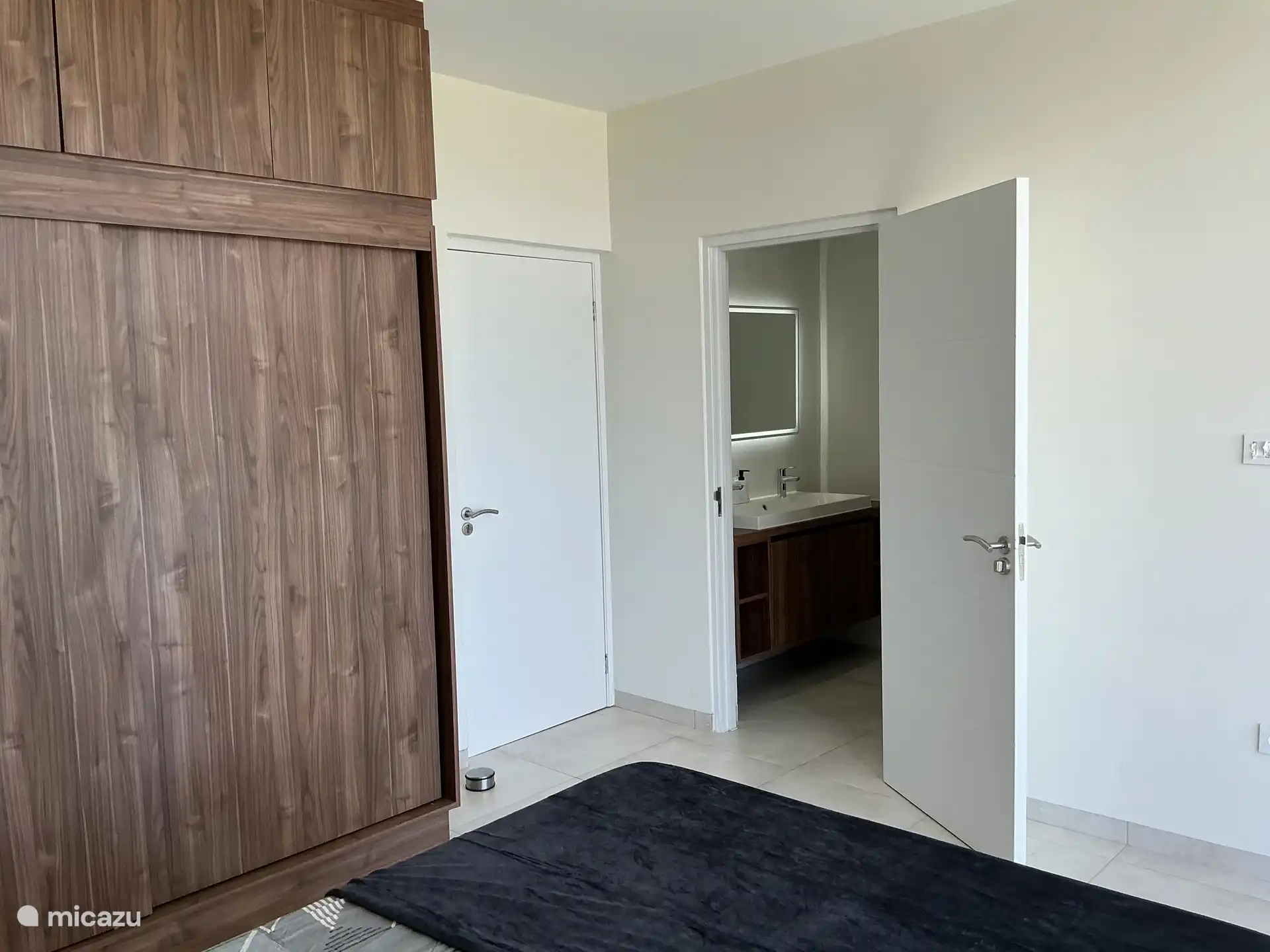 Slaapkamer 1 met een eigen badkamer