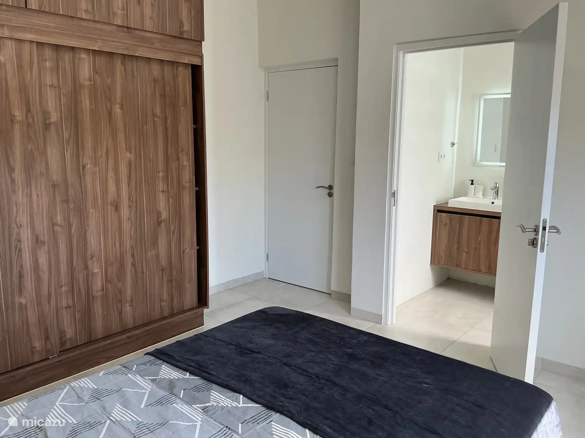 Slaapkamer 2 met een ensuite volledige badkamer