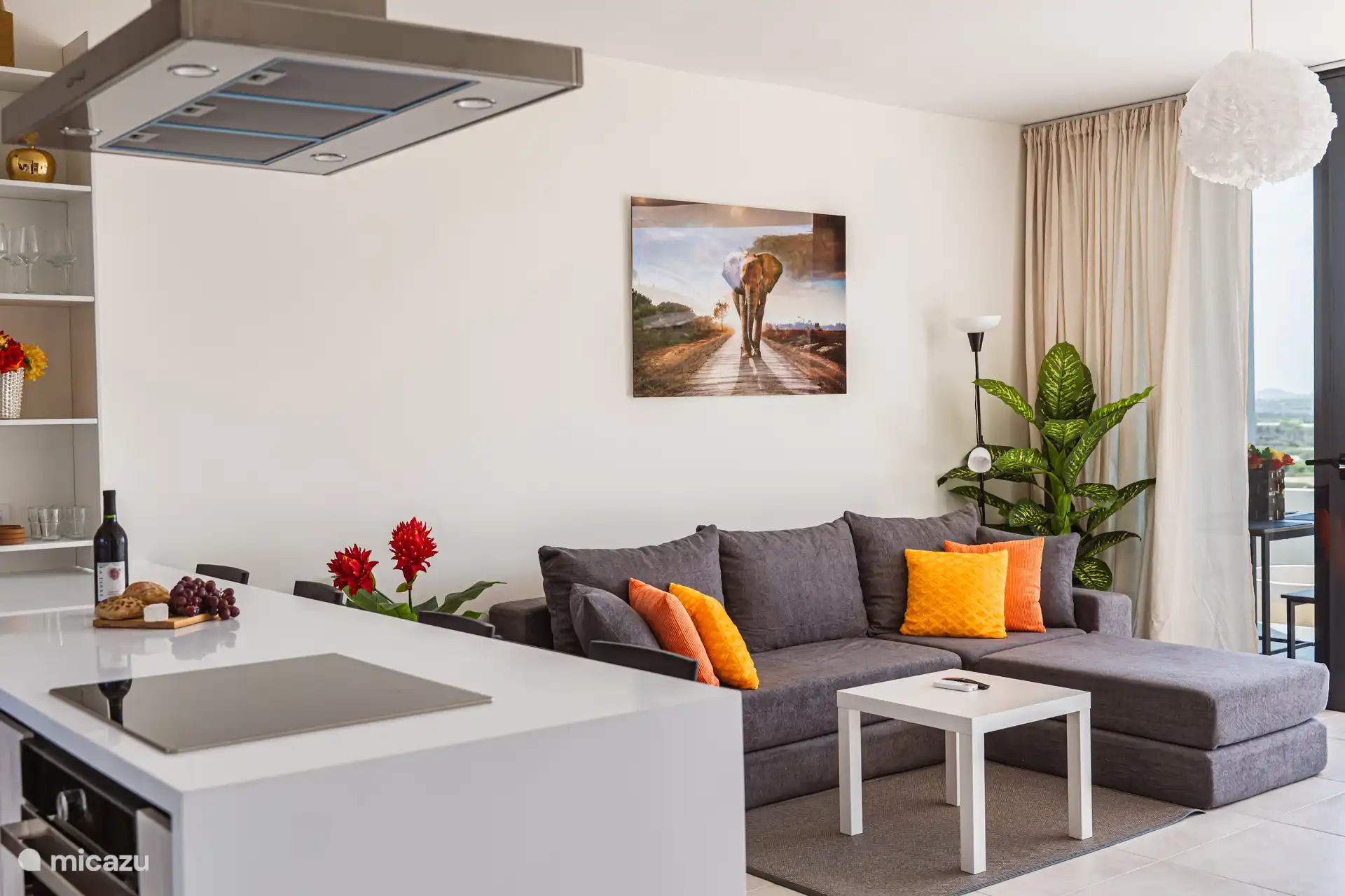 Woonkamer en barruimte
