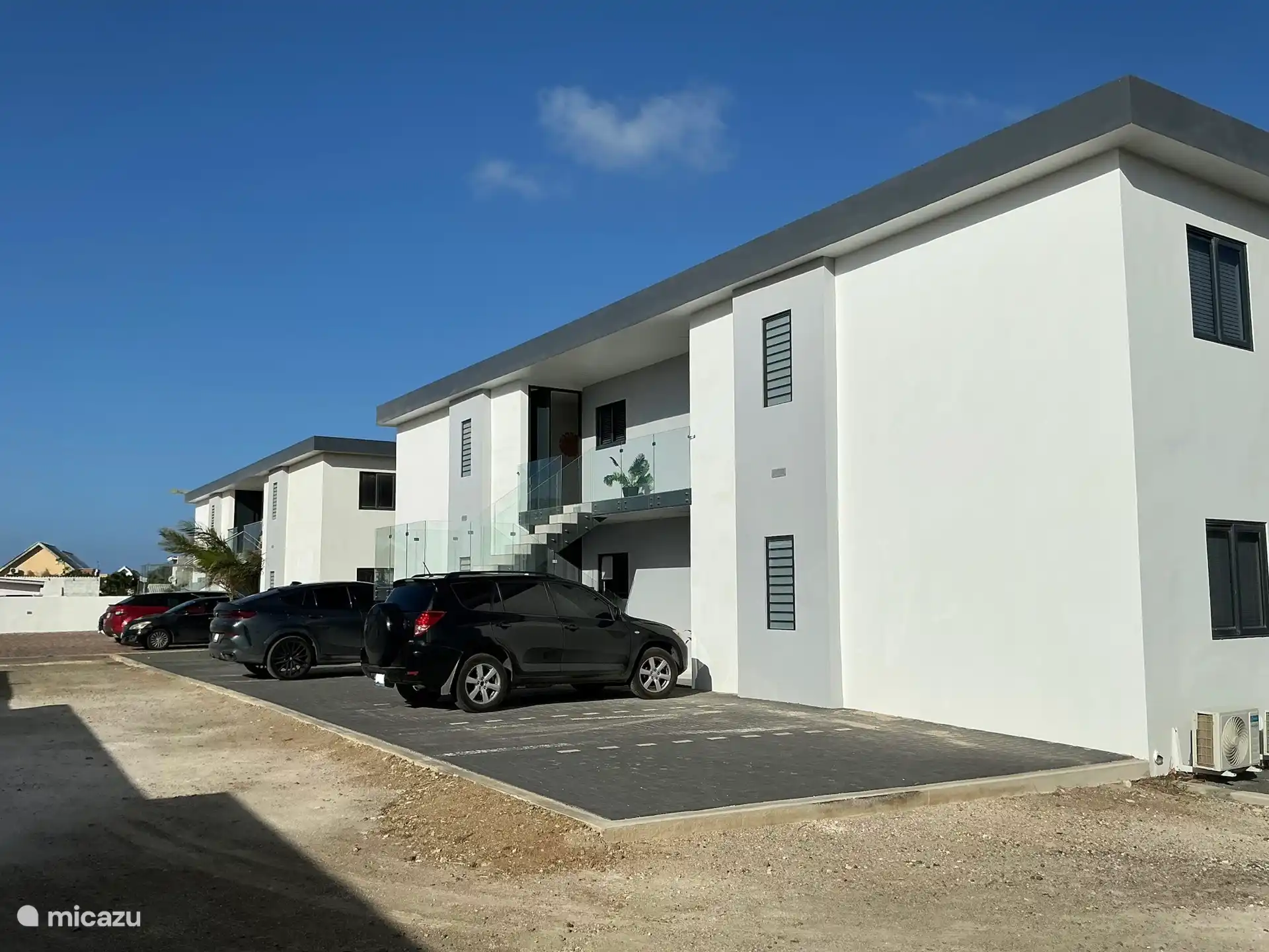 Elk appartement krijgt een parkeerplek toegewezen aan de achterkant van het appartementencomplex