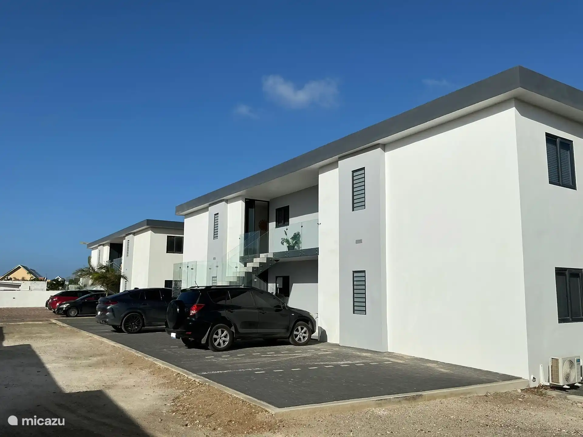 Elk appartement krijgt een parkeerplek toegewezen aan de achterkant van het appartementencomplex