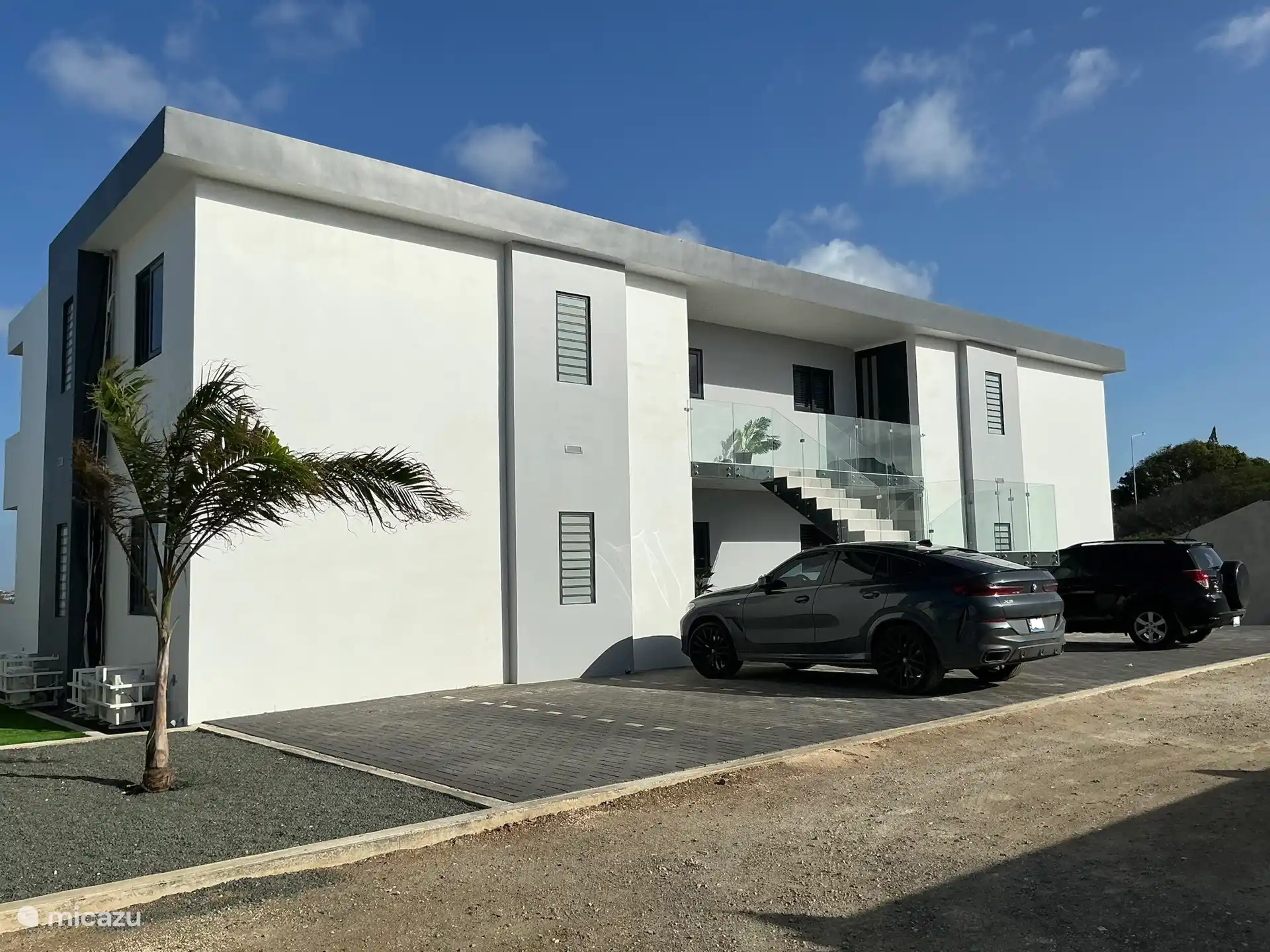 Elk appartement krijgt één parkeerplek toegewezen aan de achterkant van het appartementencomplex