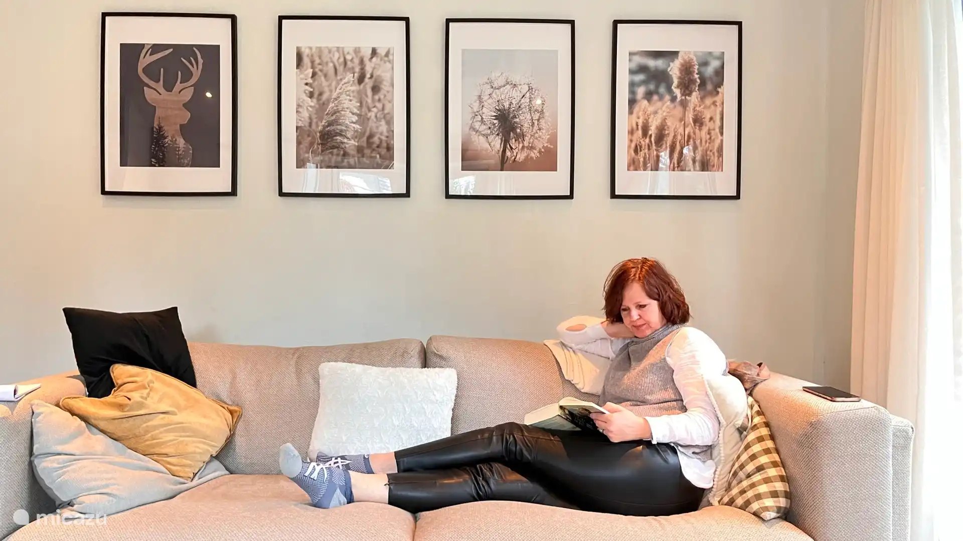 Ruime bank en meerdere comfortabel stoelen.
