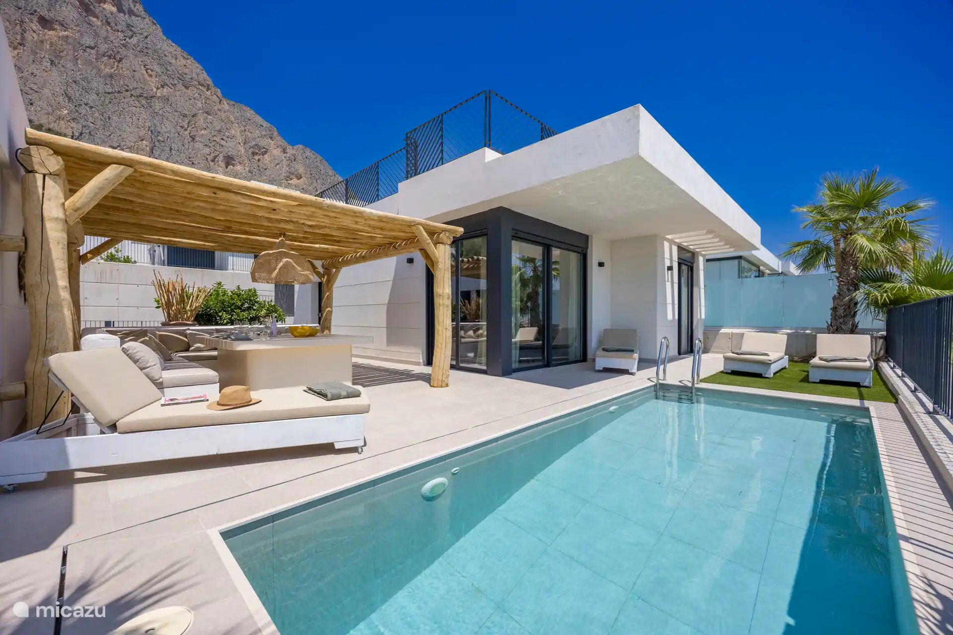Con piscina privada.