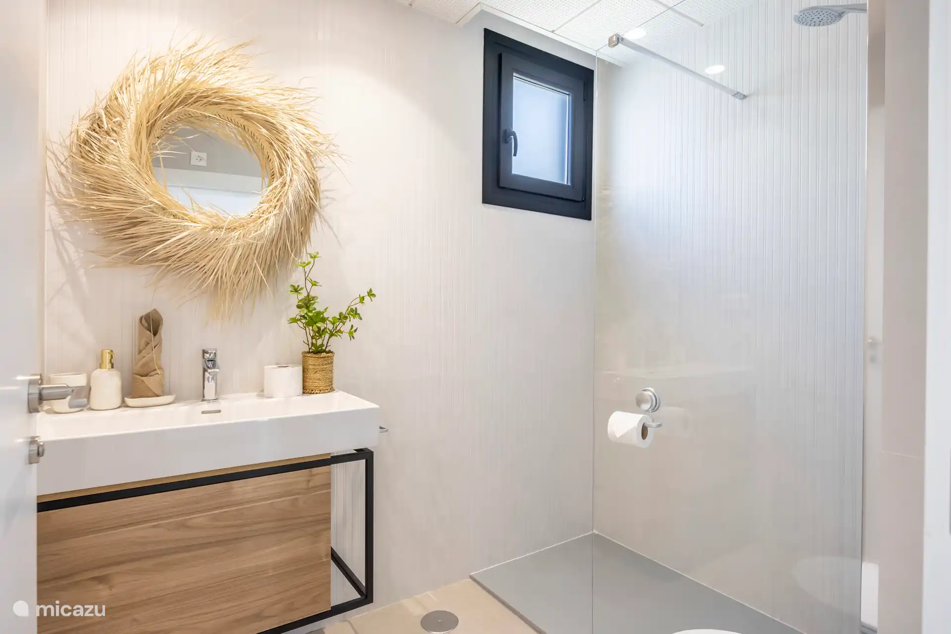 Baño 2 con ducha, ducha a pie y inodoro.