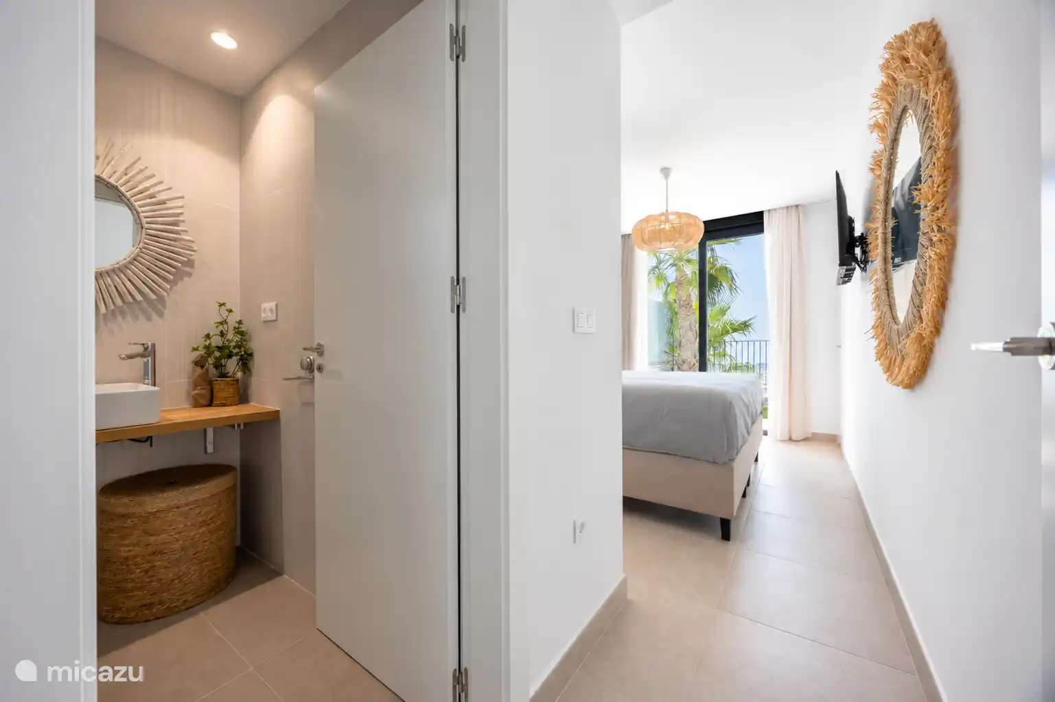 Y baño privado con ducha, lavabo y inodoro.