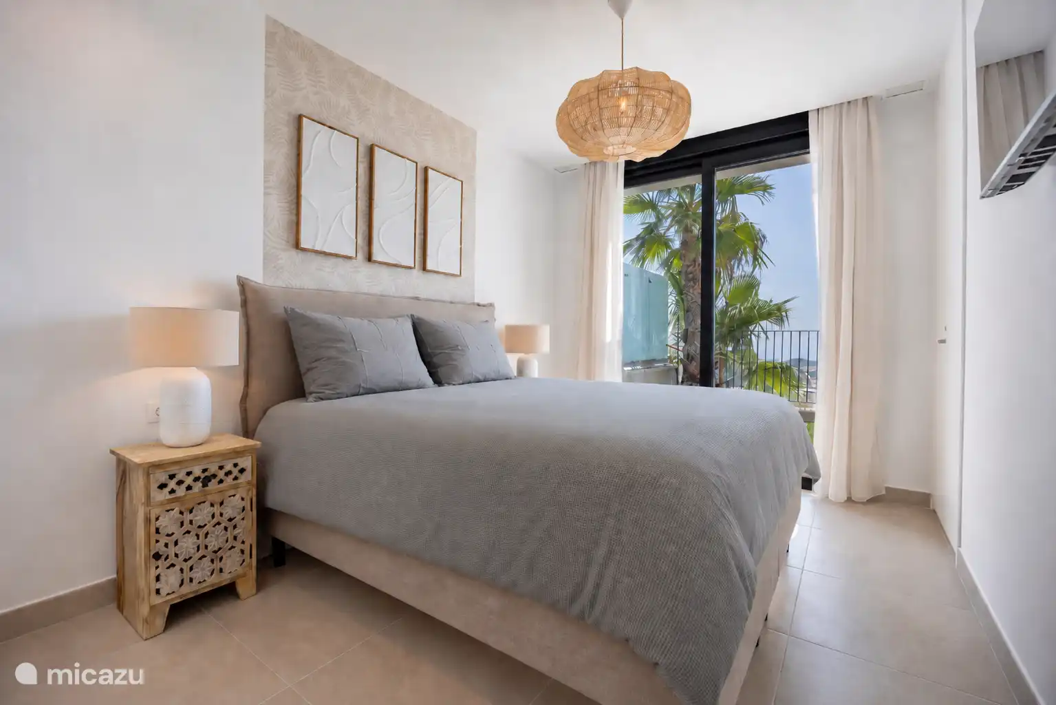 Dormitorio 1 con puertas correderas al jardín.