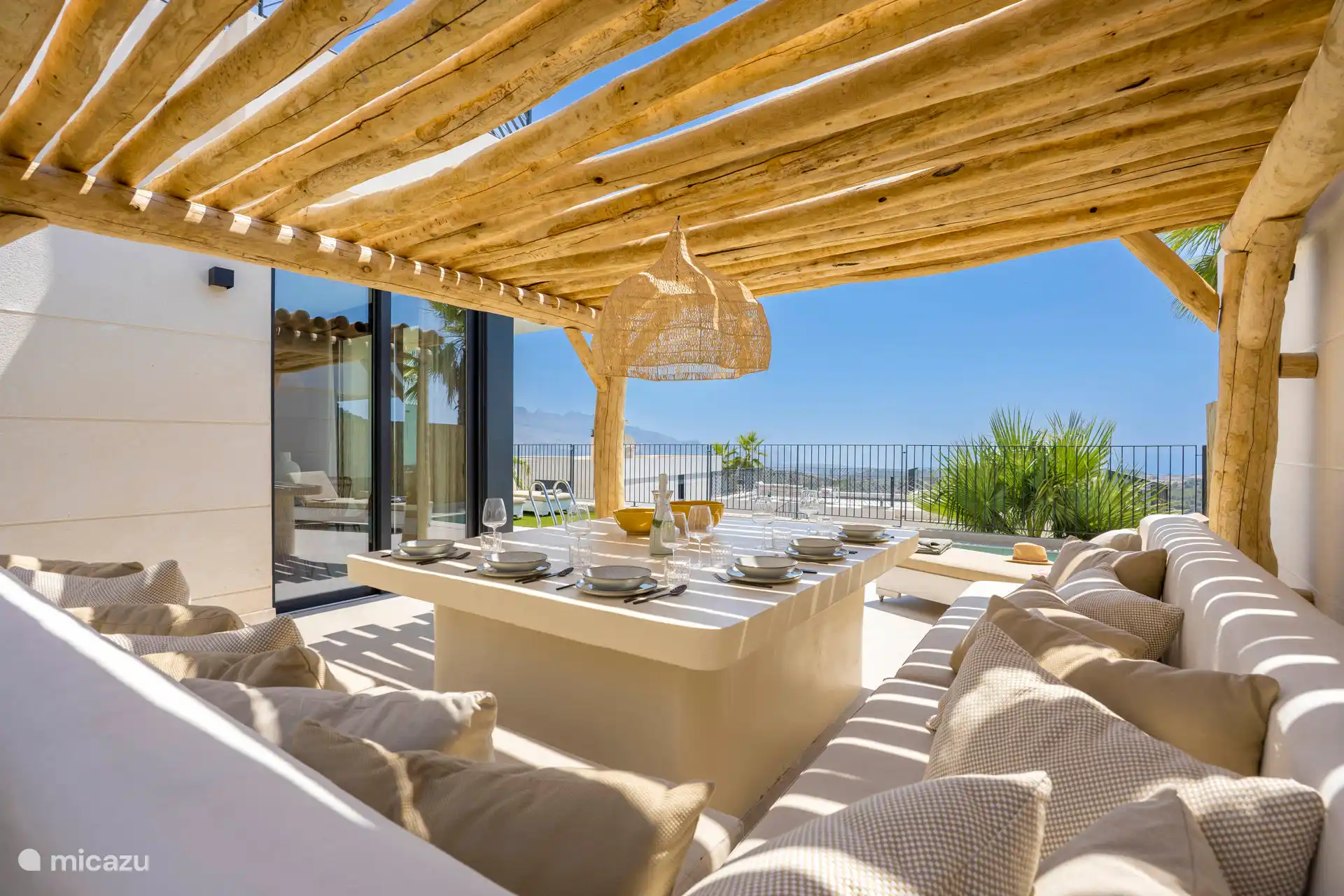 Tu refugio de lujo con vistas al mar a la Costa Blanca.