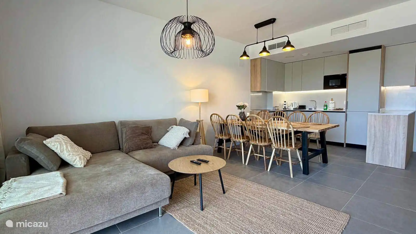 Wohnzimmer und Esszimmer