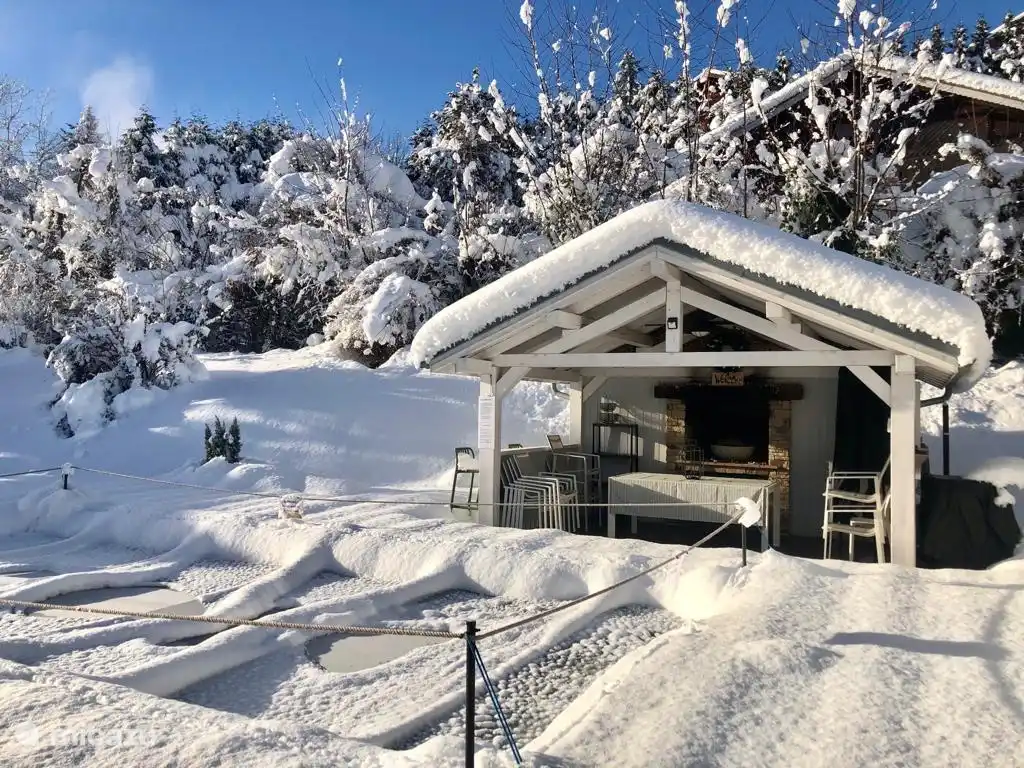 Poolhuis in de sneeuw
