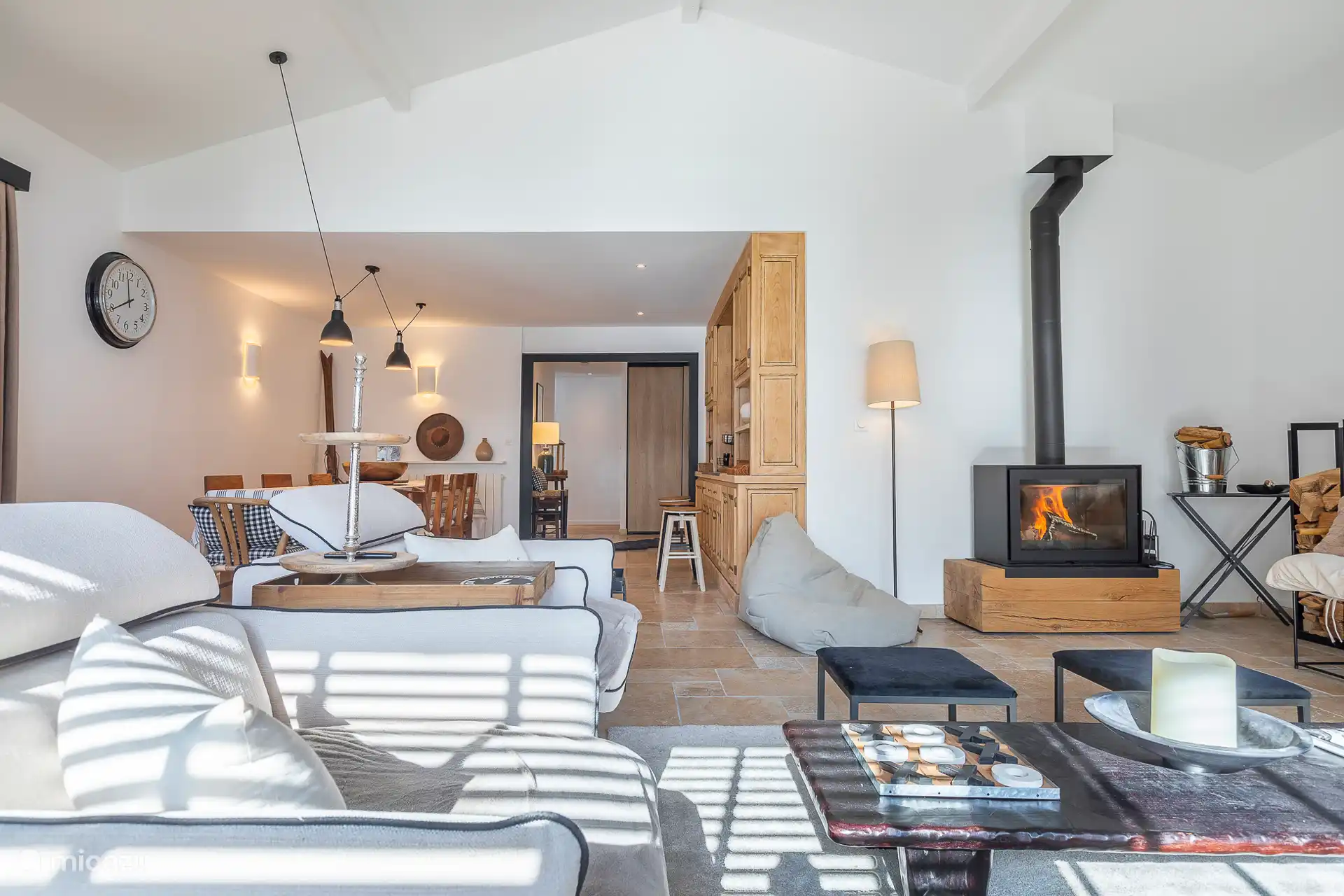Ruime woonkamer en open haard