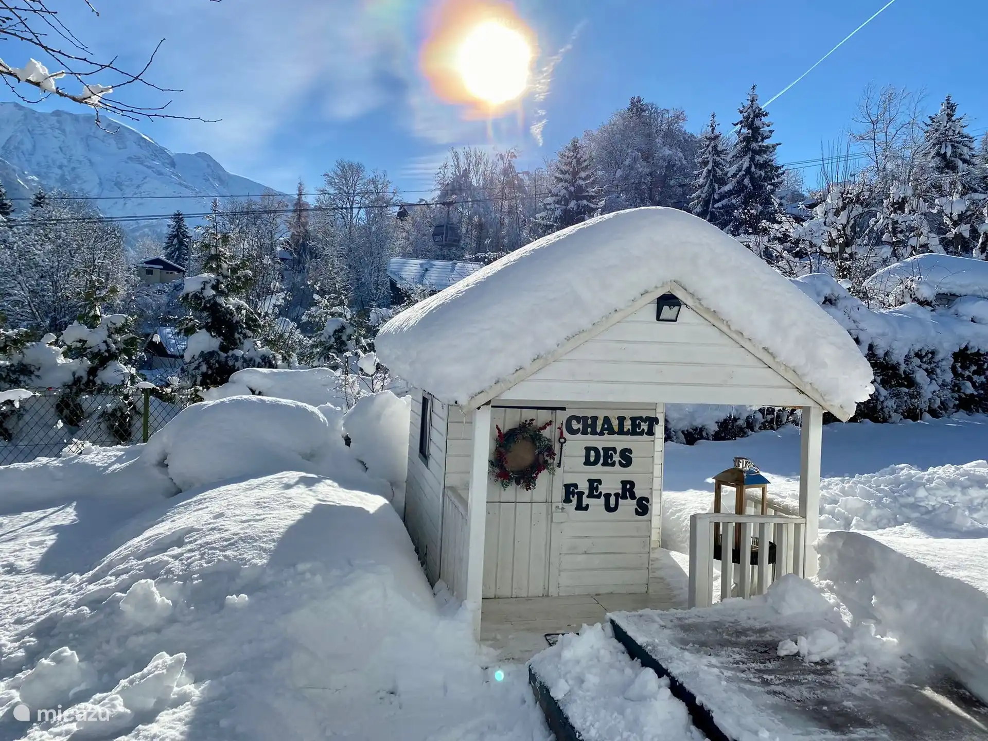 Bloemenchalet voor kinderen in de sneeuw 