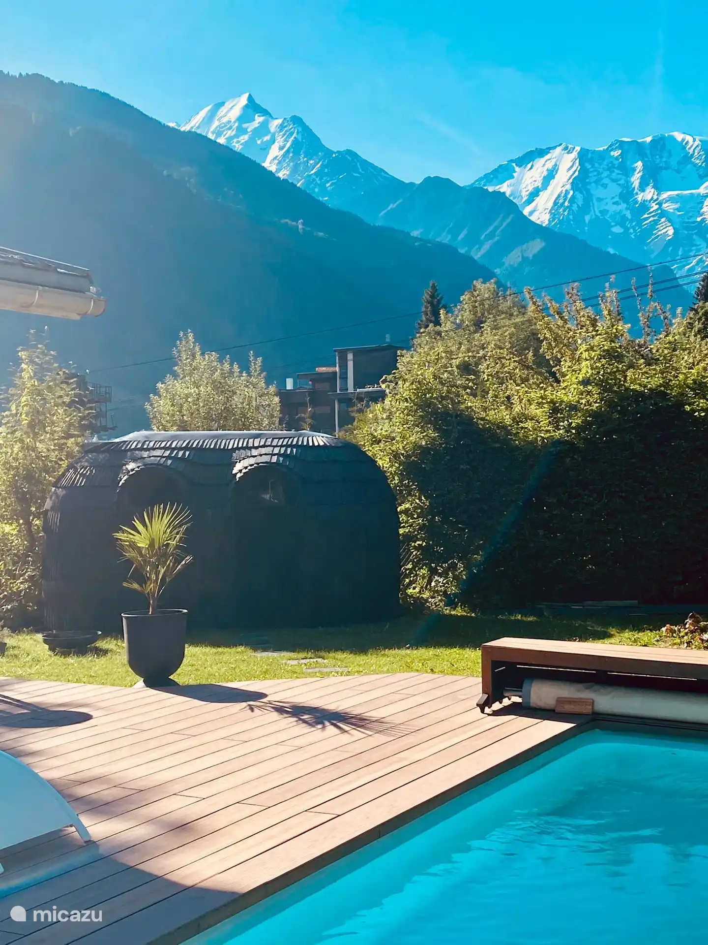 Outdoor Scandinavische sauna met uitzicht op de bergen