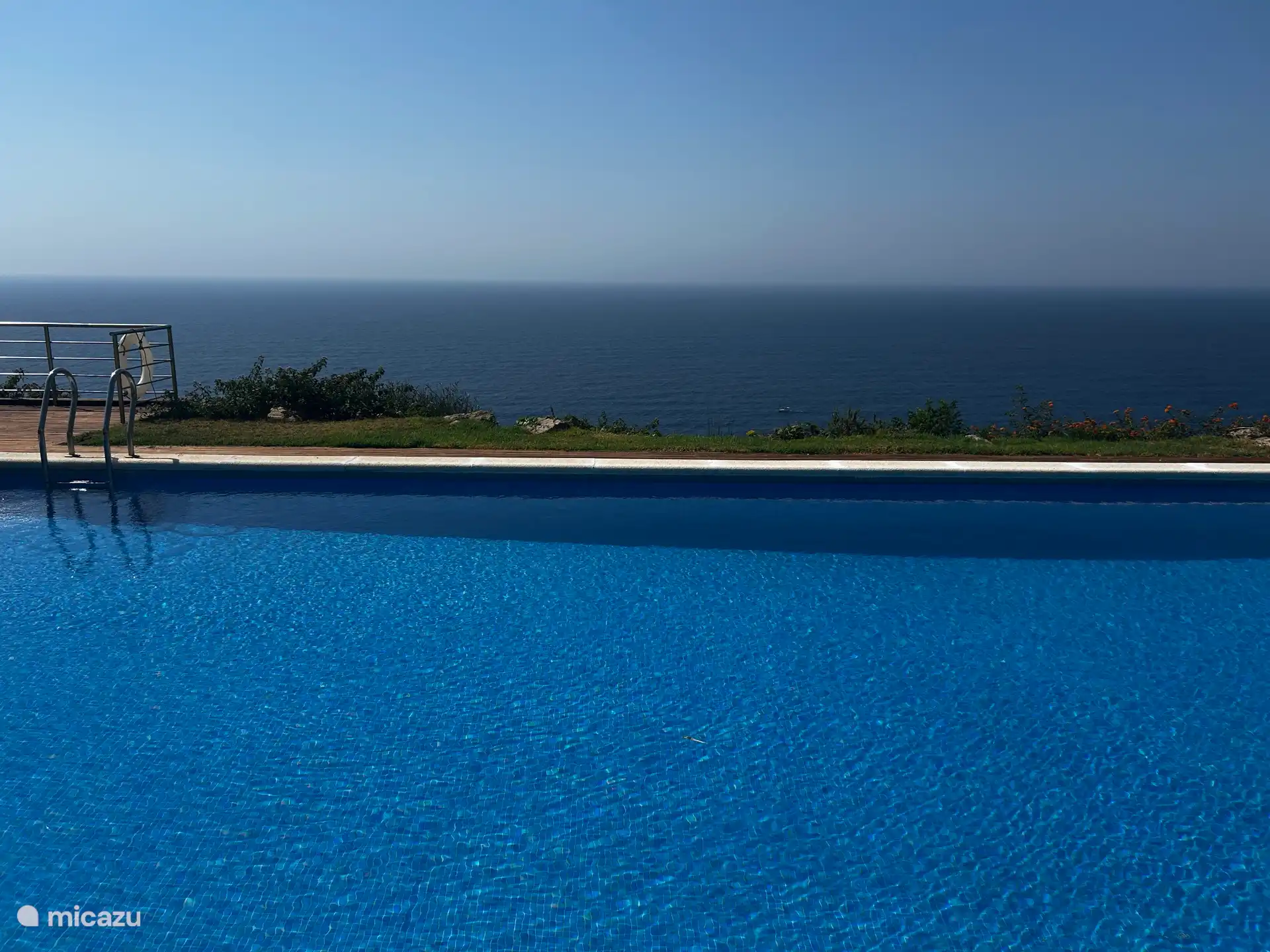 Una piscina preciosa con la misma vista al mar preciosa