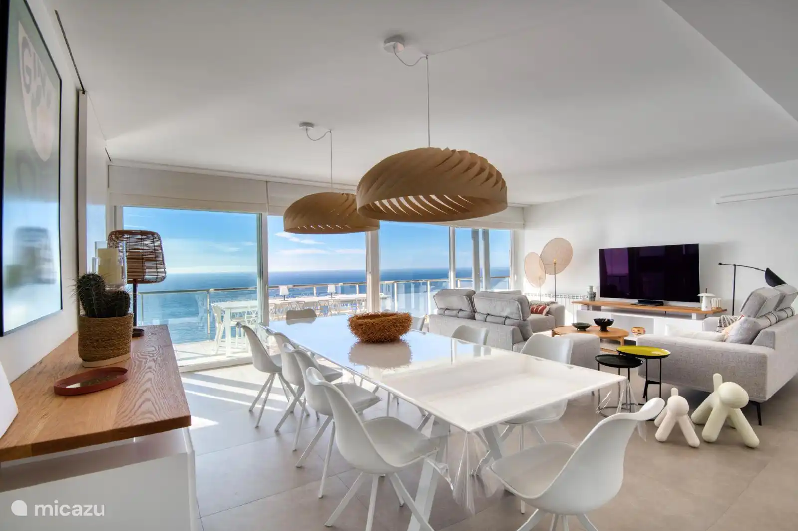 Un salón/comedor encantador y luminoso