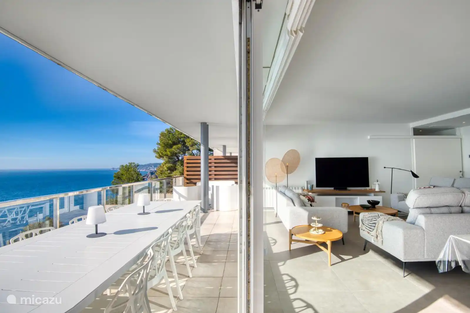 Puertas correderas de cristal que conectan el salón con la terraza