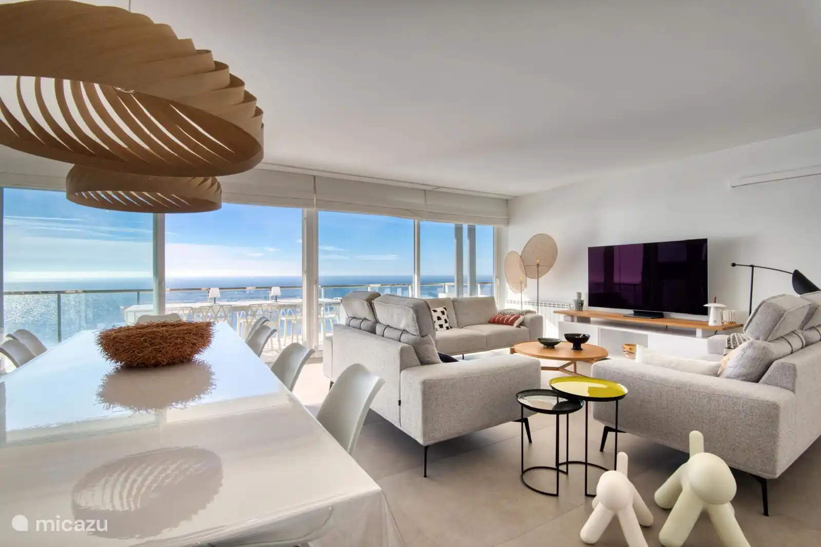Gran salón con vistas impresionantes