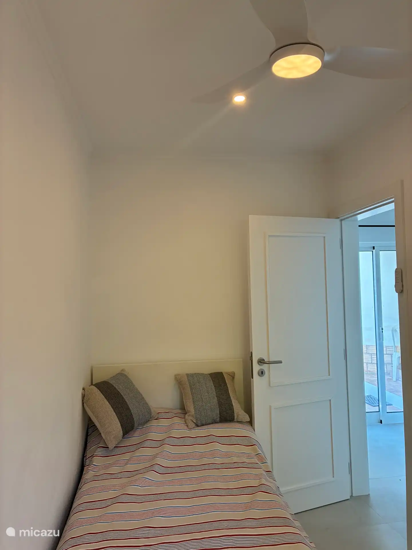 Slaapkamer 2 met een eenpersoonsbed en ventilator
