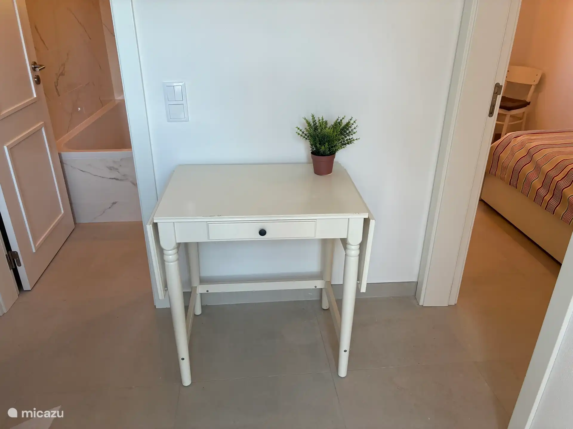 Klein tafeltje tussen de badkamer en slaapkamer 2.