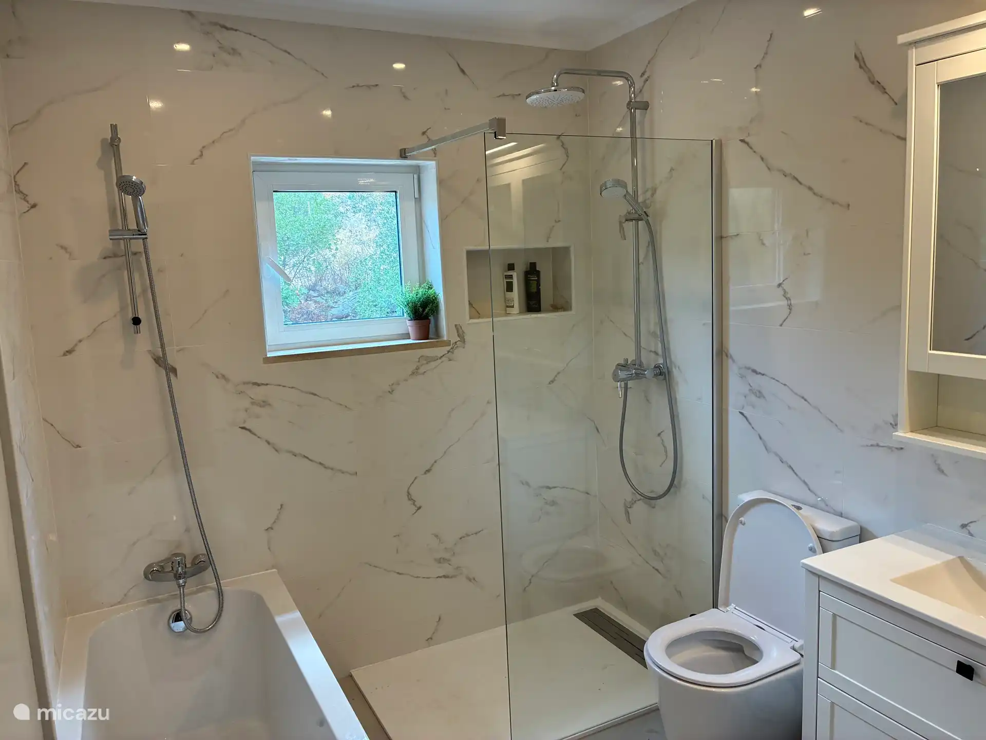 De badkamer is nieuw en volledig uitgerust. Gebruik milieuvriendelijk toiletpapier, want het terrein heeft een septic tank