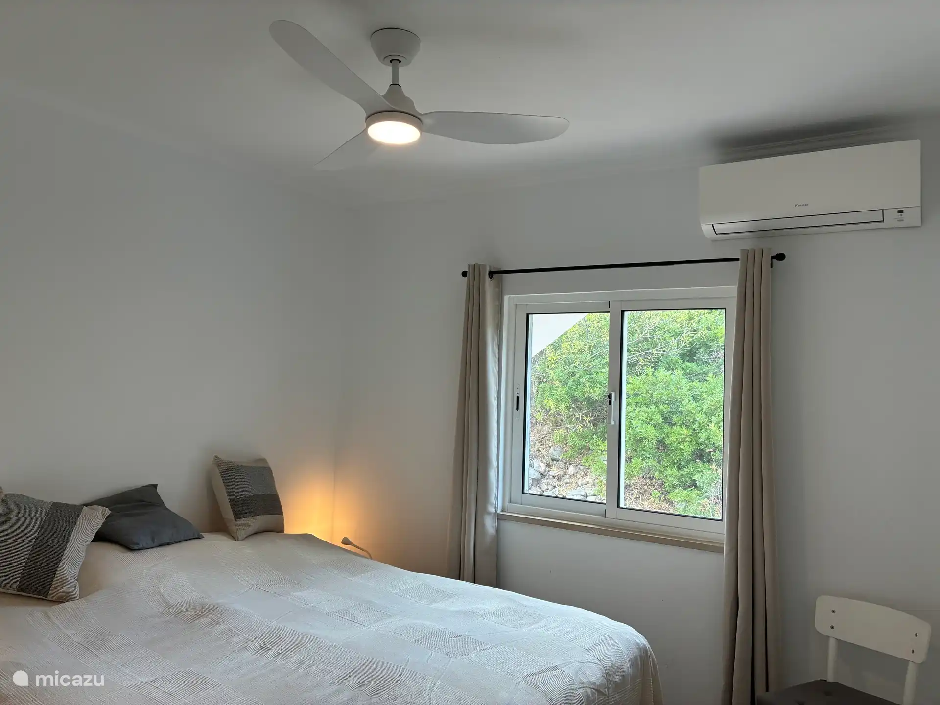 Slaapkamer 1, tweepersoonsbed (of 2 eenpersoonsbedden), airconditioning en ventilator