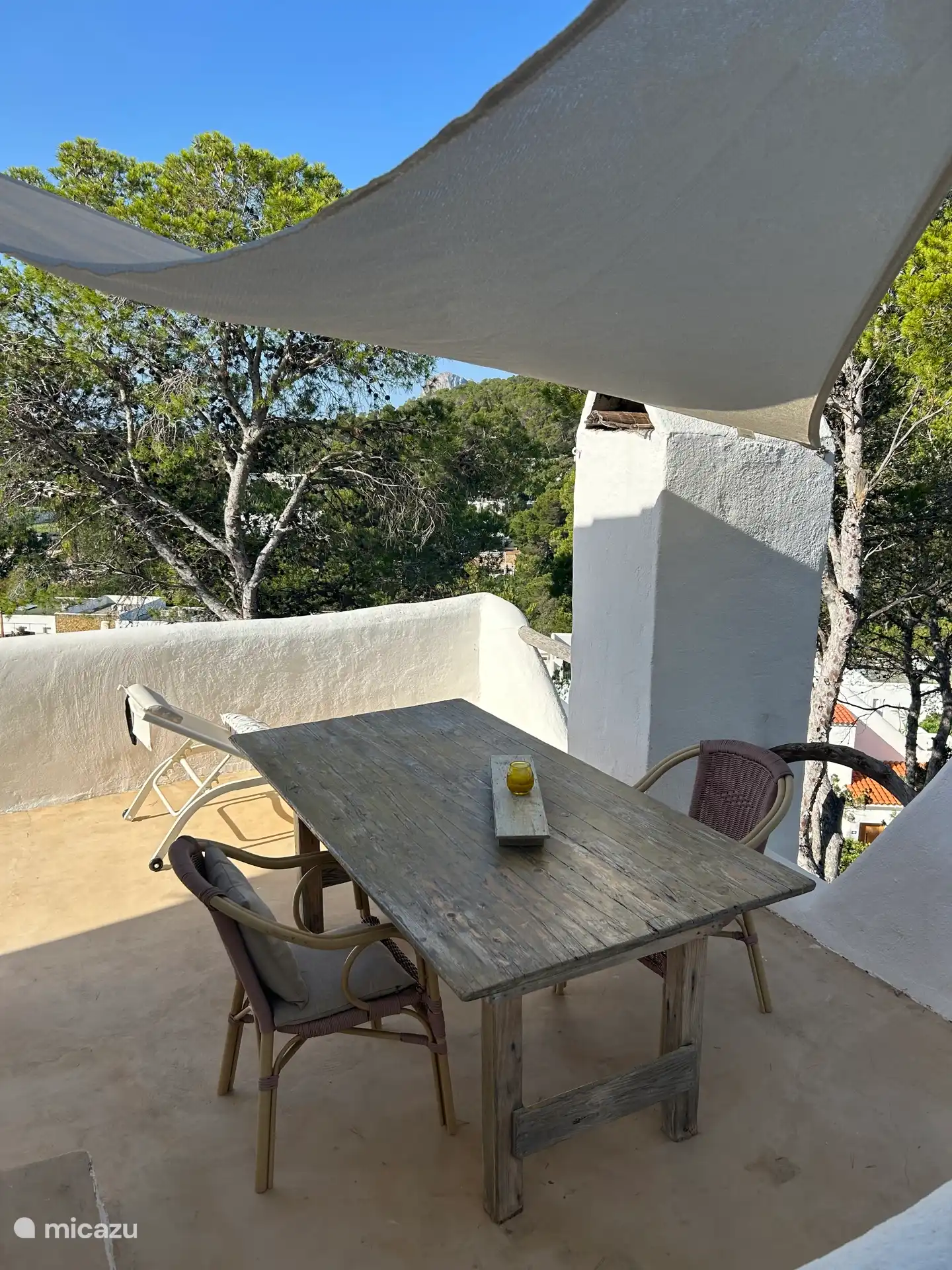Outdoor dining area 