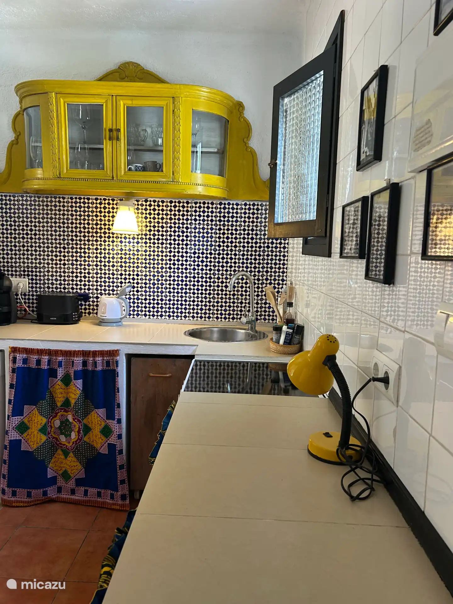 Kitchen equipped with refrigerator, dishwasher (detergent provided), stove, oven 