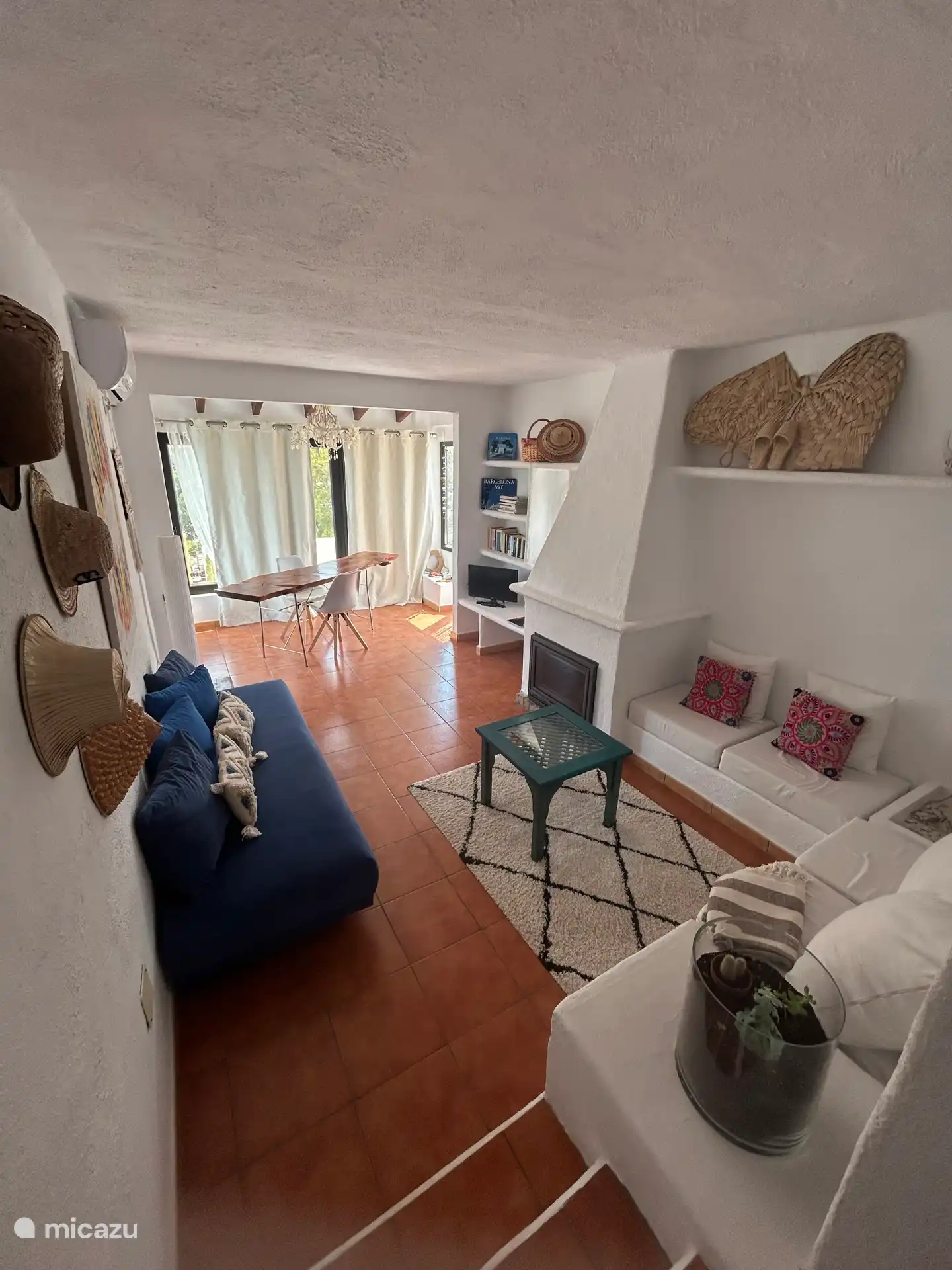 General view of the living room and indoor dining room 