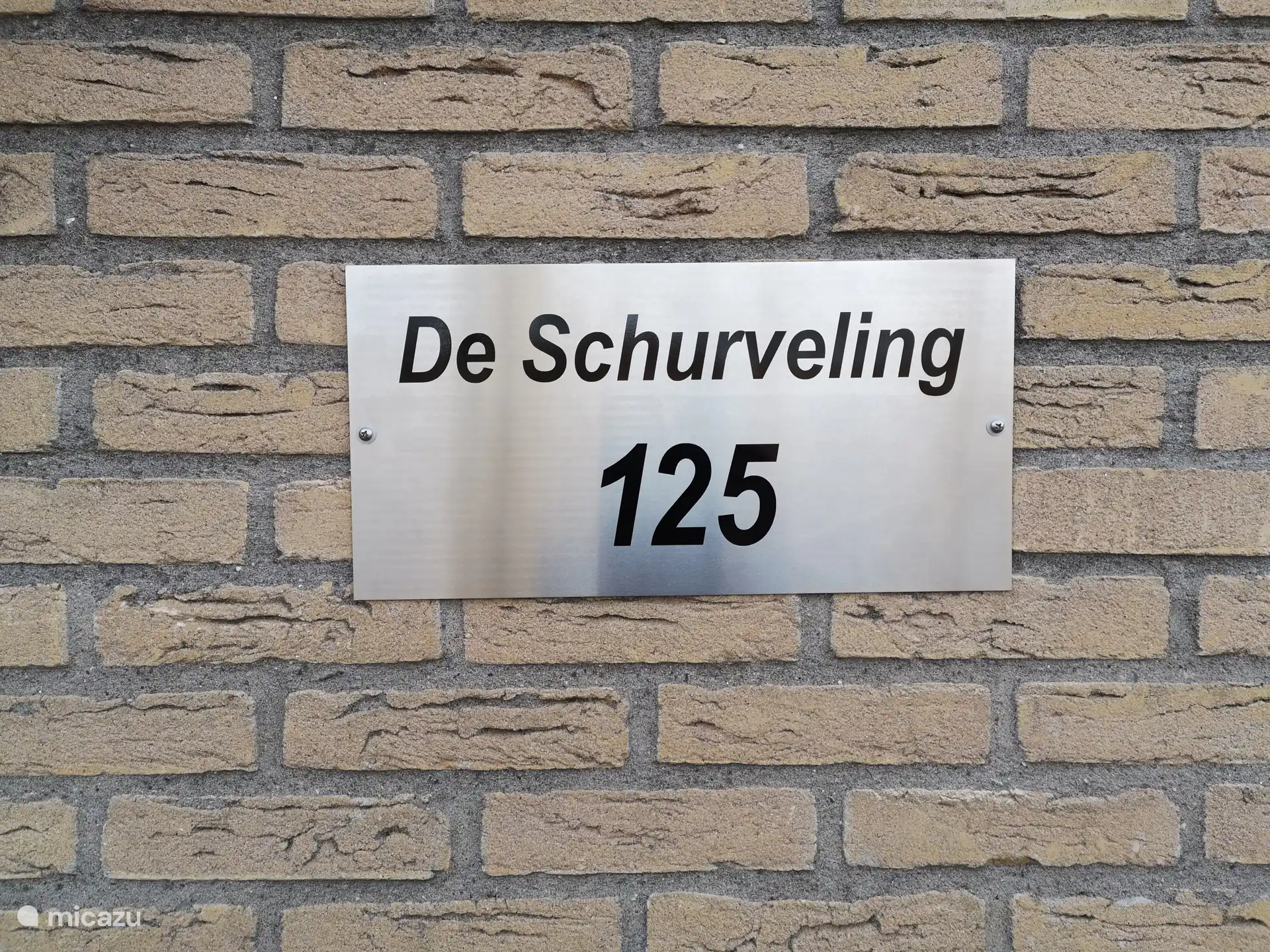 Namensschild mit Hausnummer Ferienhaus De Schurveling