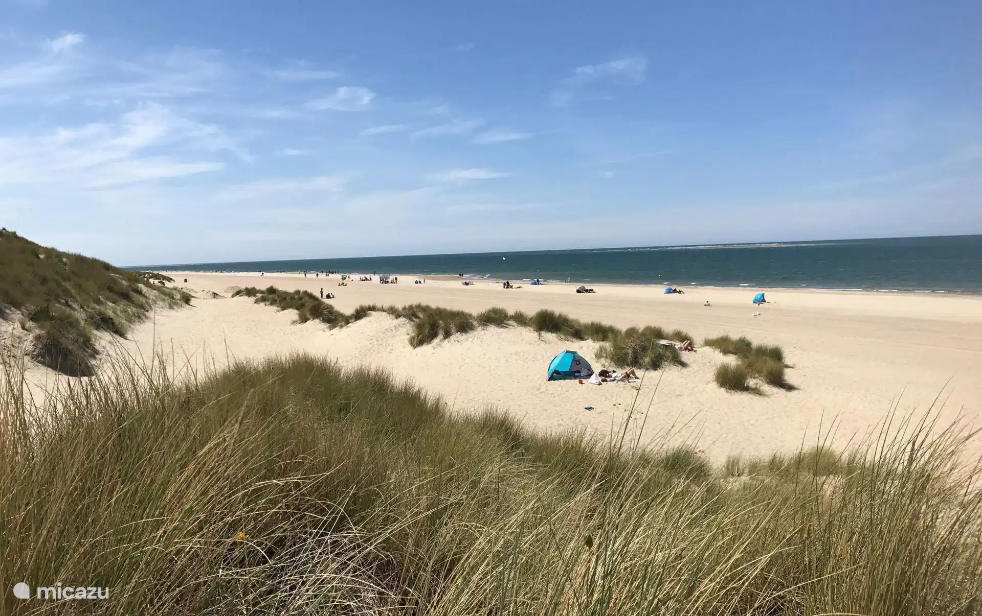 Strand und Dünen von Ouddorp mit Auf und Ab des Meeres.