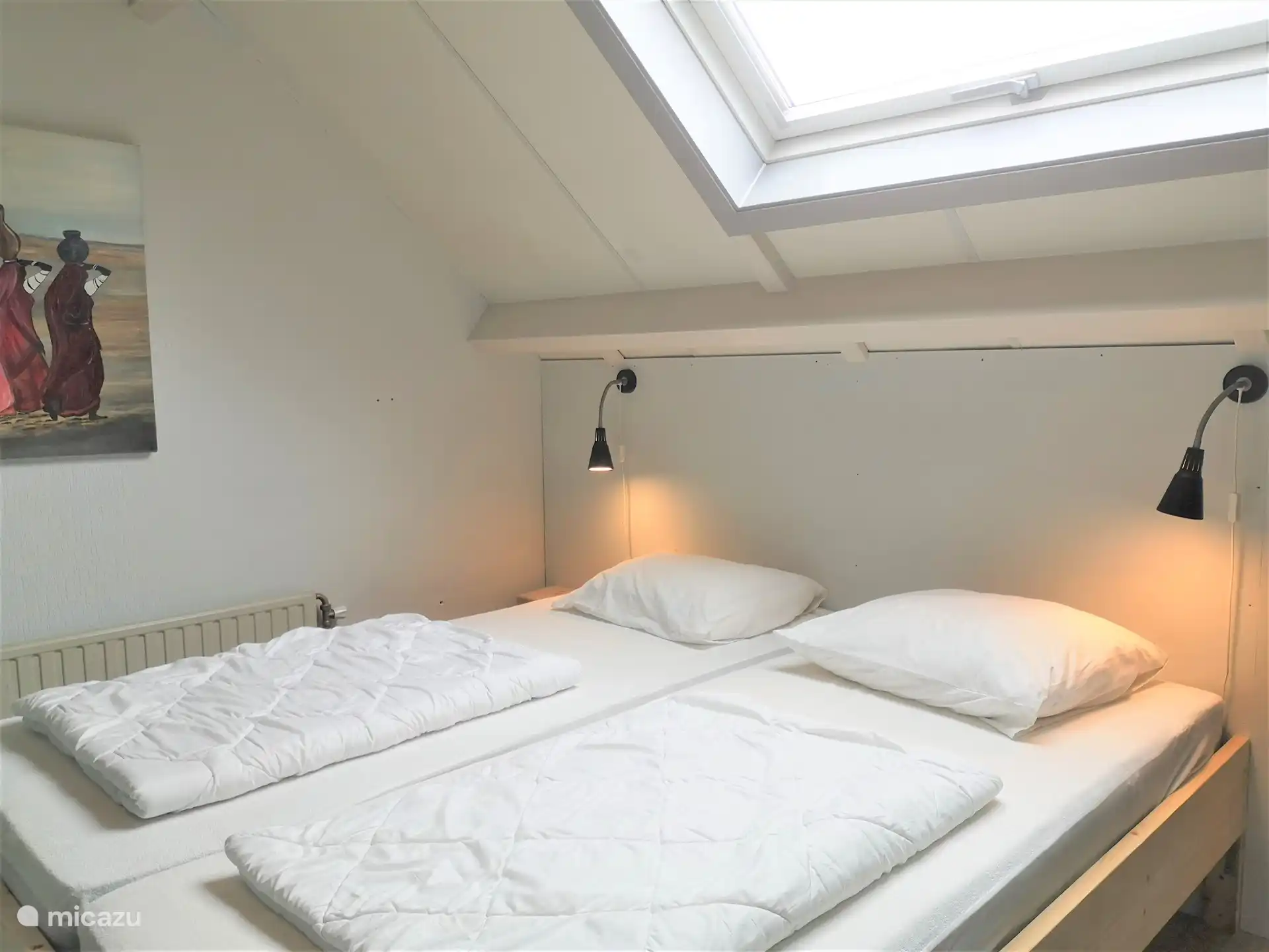 Im ersten Stock, 2. großes Bett (180x200)
Leselichter, Bettdecken, Kissen, Flanellhemden.
Moderne Gemälde an der Wand.
Kühler und großes Oberlicht mit Verdunkelungsvorhang.